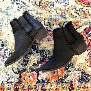 Black pointed-toe booties